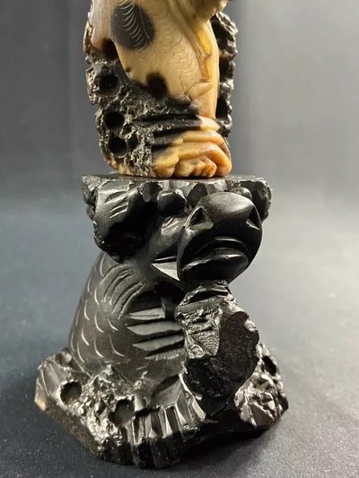 Soggetto intagliato in Pierre de Lard con figura Cina Estremo Oriente