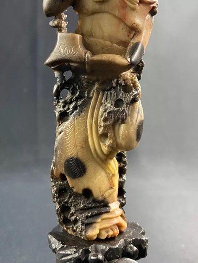 Soggetto intagliato in Pierre de Lard con figura Cina Estremo Oriente