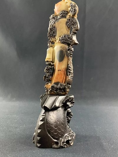 Soggetto intagliato in Pierre de Lard con figura Cina Estremo Oriente