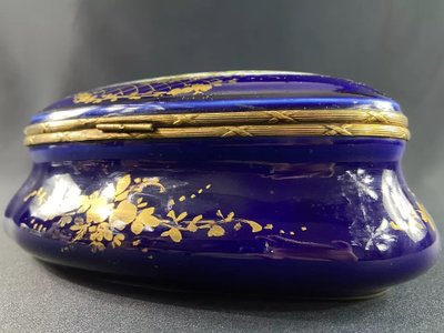 Boite à bijoux bonbonnière ovale porcelaine Paris Sèvres décor floral Régence