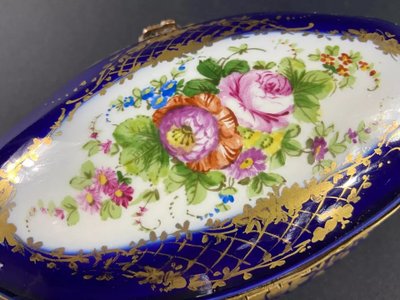 Boite à bijoux bonbonnière ovale porcelaine Paris Sèvres décor floral Régence