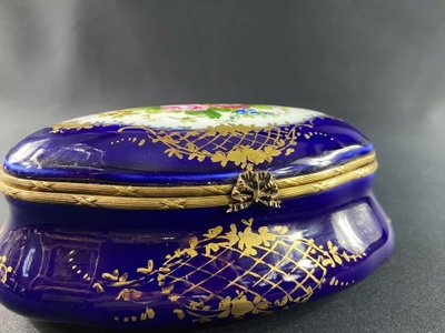 Boite à bijoux bonbonnière ovale porcelaine Paris Sèvres décor floral Régence