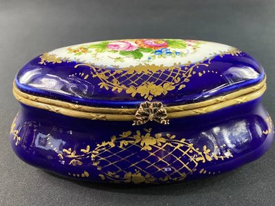 Boite à bijoux bonbonnière ovale porcelaine Paris Sèvres décor floral Régence