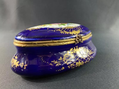 Boite à bijoux bonbonnière ovale porcelaine Paris Sèvres décor floral Régence