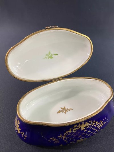 Boite à bijoux bonbonnière ovale porcelaine Paris Sèvres décor floral Régence