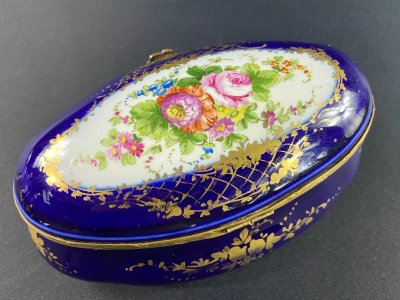 Boite à bijoux bonbonnière ovale porcelaine Paris Sèvres décor floral Régence