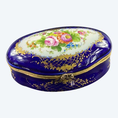 Boite à bijoux bonbonnière ovale porcelaine Paris Sèvres décor floral Régence