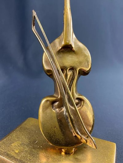 Geschnitztes Subjekt mit Violoncello Violine in Bronze signiert Yves Lohé