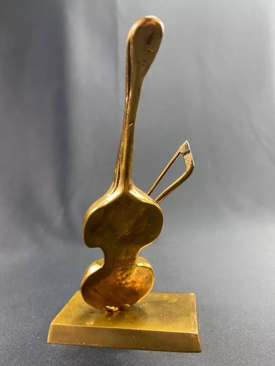 Geschnitztes Subjekt mit Violoncello Violine in Bronze signiert Yves Lohé