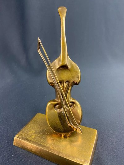 Geschnitztes Subjekt mit Violoncello Violine in Bronze signiert Yves Lohé