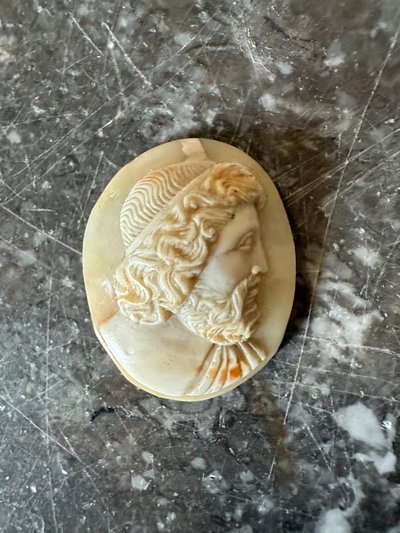 Antike Kamee aus Muschelschalen