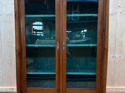 Libreria/vetrina in stile impero in legno di ciliegio.