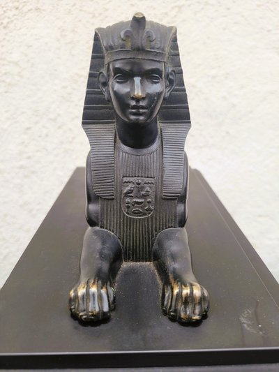 Egyptomania-Pendeluhr aus Marmor, 19. Jahrhundert