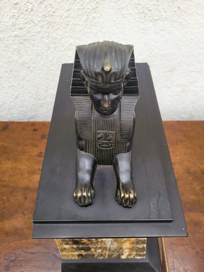Egyptomania-Pendeluhr aus Marmor, 19. Jahrhundert