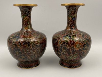 Paire de vases cloisonnés Chine XXe support en bois décor floral