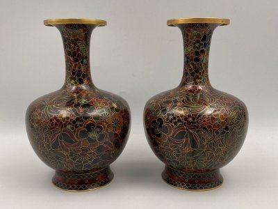 Paire de vases cloisonnés Chine XXe support en bois décor floral