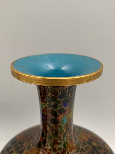 Paire de vases cloisonnés Chine XXe support en bois décor floral