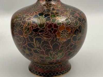 Paire de vases cloisonnés Chine XXe support en bois décor floral