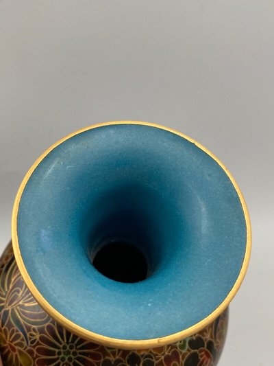 Paire de vases cloisonnés Chine XXe support en bois décor floral