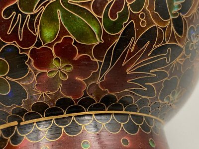 Paire de vases cloisonnés Chine XXe support en bois décor floral