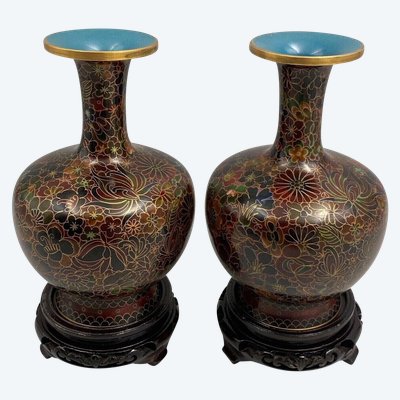 Paire de vases cloisonnés Chine XXe support en bois décor floral