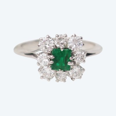 Surrounding ring in white gold, emerald and diamonds