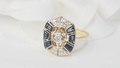 Bague ancienne en or jaune, saphirs et diamants