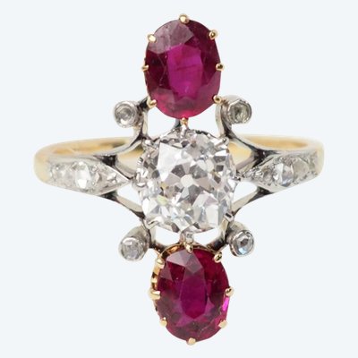 Bague marquise en jaune, rubis et diamants
