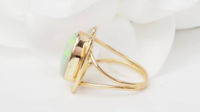 Bague ovale en or jaune et Opale