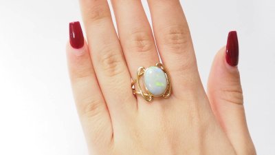 Bague ovale en or jaune et Opale