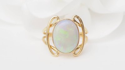 Bague ovale en or jaune et Opale