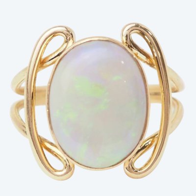 Bague ovale en or jaune et Opale