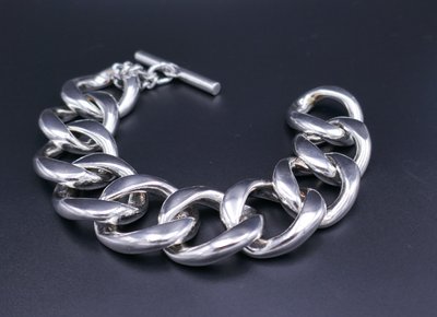 Bracciale in argento con chiusura a pipistrello.
