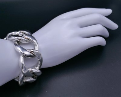Bracciale in argento con chiusura a pipistrello.