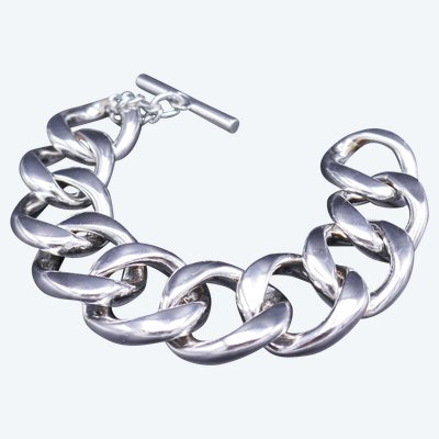 Bracciale in argento con chiusura a pipistrello.