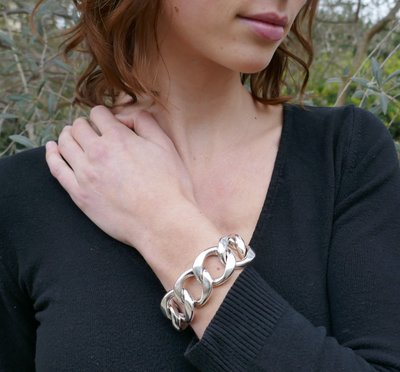 Bracciale in argento con chiusura a pipistrello.