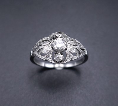 Anello Art Déco con 3 diamanti, montatura in oro e platino.