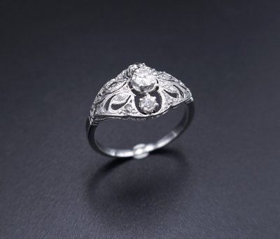 Anello Art Déco con 3 diamanti, montatura in oro e platino.