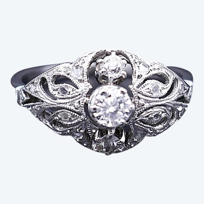 Anello Art Déco con 3 diamanti, montatura in oro e platino.