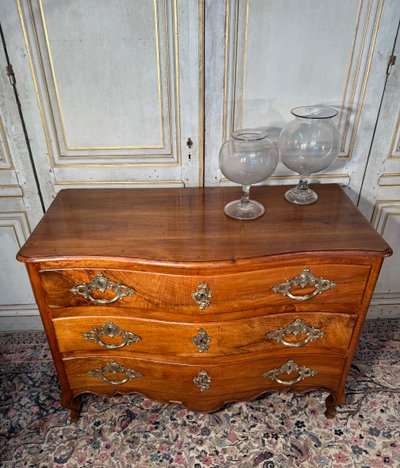 Geschwungene Kommode aus blondem Nussbaumholz aus der Zeit von Louis XV 18.