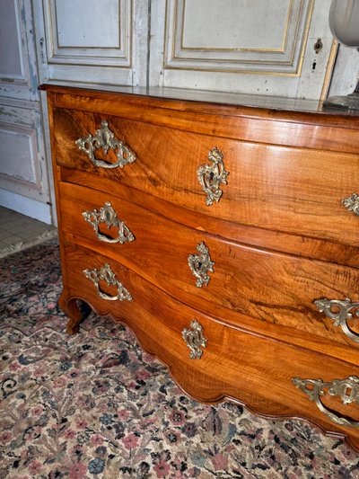 Geschwungene Kommode aus blondem Nussbaumholz aus der Zeit von Louis XV 18.