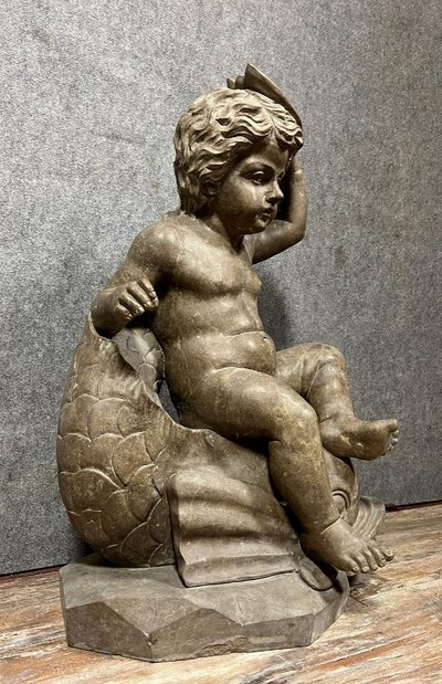 Italia intorno al 1900: statua monumentale in marmo di un putto o cherubino che cavalca un delfino