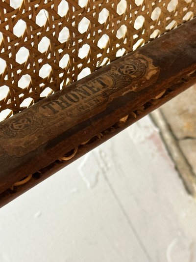 Sedia a dondolo Thonet in legno curvo e canna del 1900