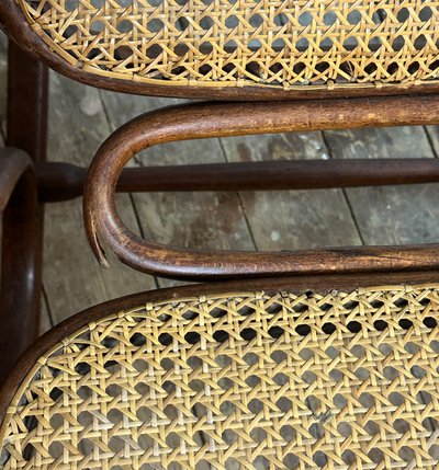 Sedia a dondolo Thonet in legno curvo e canna del 1900