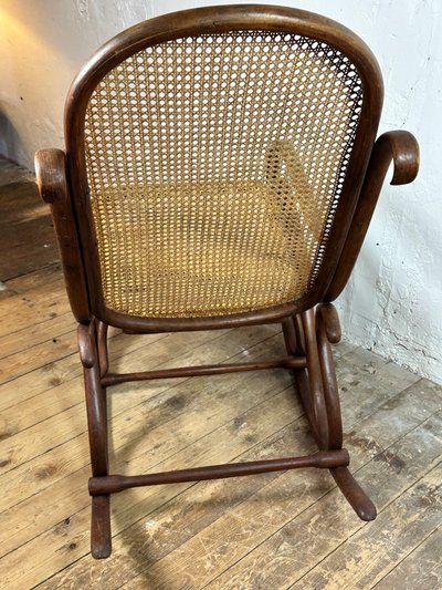 Sedia a dondolo Thonet in legno curvo e canna del 1900