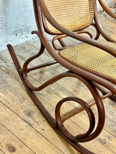 Sedia a dondolo Thonet in legno curvo e canna del 1900