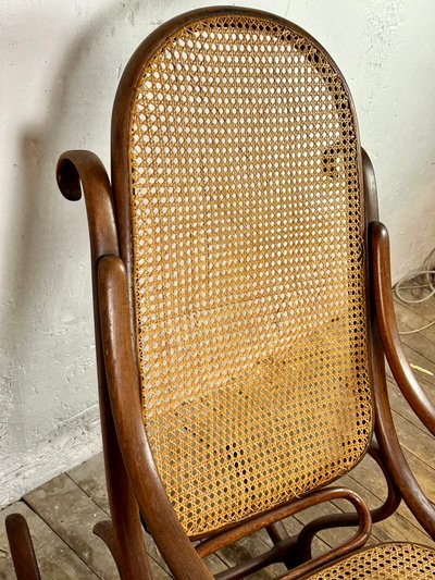 Sedia a dondolo Thonet in legno curvo e canna del 1900