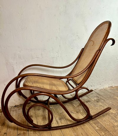 Sedia a dondolo Thonet in legno curvo e canna del 1900