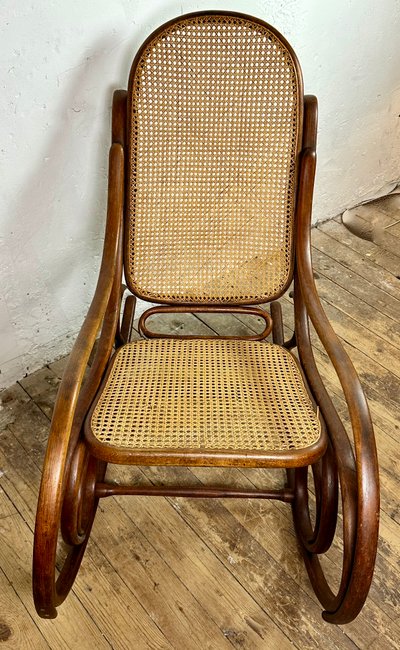 Sedia a dondolo Thonet in legno curvo e canna del 1900