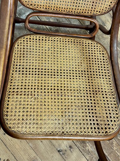 Sedia a dondolo Thonet in legno curvo e canna del 1900